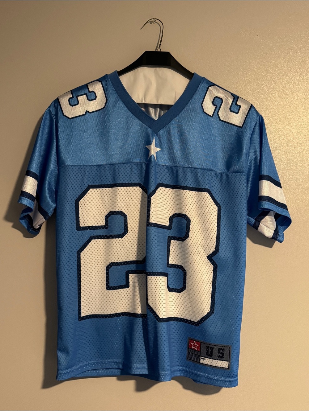 ROMWE Men’s Light Blue and White Casual Jersey Top (Size S/US 36/EUR 46)